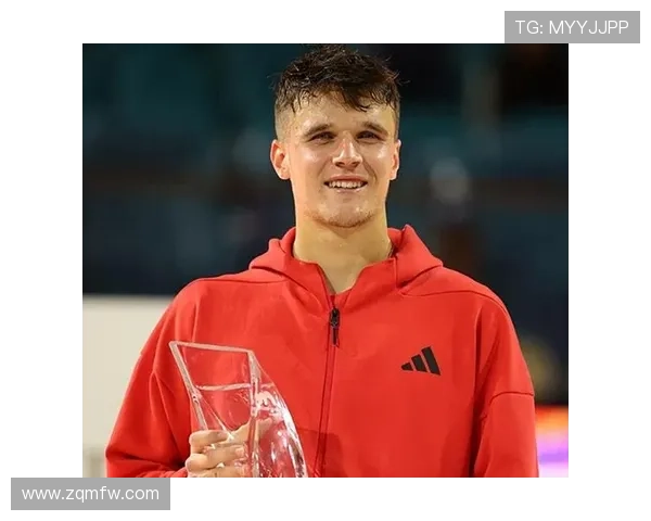 网球新星横扫赛场创造历史纪录 世界排名跃升至顶尖位置 网球新星横扫赛场创造历史纪录 世界排名跃升至顶尖位置